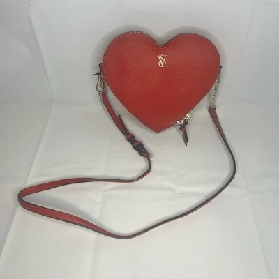 Cartera bandolera Victoria's Secret para mujer corazón rojo imitación cuero Foto 1 de 4