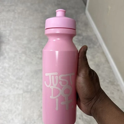 Garrafa gráfica Nike boca grande 2.0 22 oz rosa cintura/rosa cintura/branco - Imagem 1 de 2