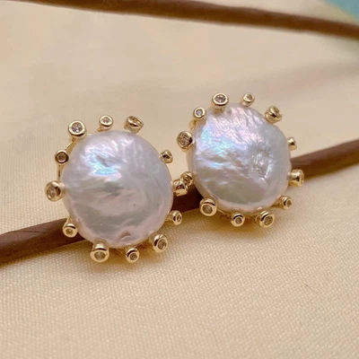 Aretes de pavé circonita cúbica chapados en oro con perlas blancas cultivadas Foto 1 de 4