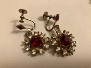 vintage estate red and clear rhinestone screw back earrings - Picture 1 of 2