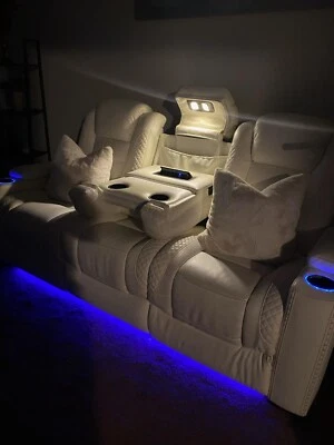 Sofá reclinable de tres plazas con iluminación y puertos USB así como tomas de corriente Foto 1 de 2