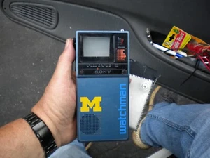 ¡Michigan! TV Sony Watchman 1985 vintage con estuche plateado futuro - Imagen 1 de 4