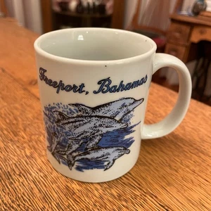 Taza de café de recuerdo temática de delfines Freeport Bahamas de colección - Imagen 1 de 5