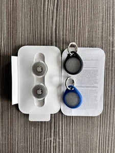 2x Apple AirTag - 100% NEW *NO BOX* - Twin Pack - With Free Protective Cases - Photo 1 sur 3