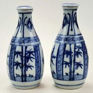 Coppia Bottiglie Sake Giapponesi Vintage Porcellana Blu e Bianca Tokkuri Makers Mark - Foto 1 di 13
