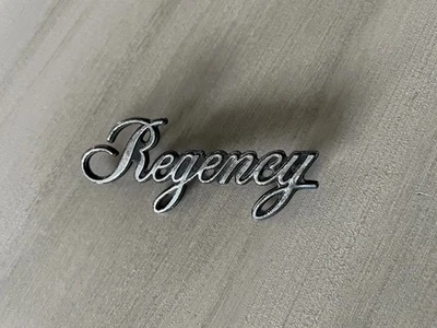 De colección 1977-84 Oldsmobile Regency Coche Vehículo Escritura Emblema Insignia Logo 9621115 Foto 1 de 4