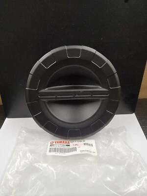 OEM YAMAHA ПОД СИДЕНЬЕ СУХОЙ ЯЩИК ХРАНЕНИЯ КРУГЛЫЙ КРЫШКА VIKING YXZ 1000R YXE 1XP-F151B-00 - Изображение 1 из 2