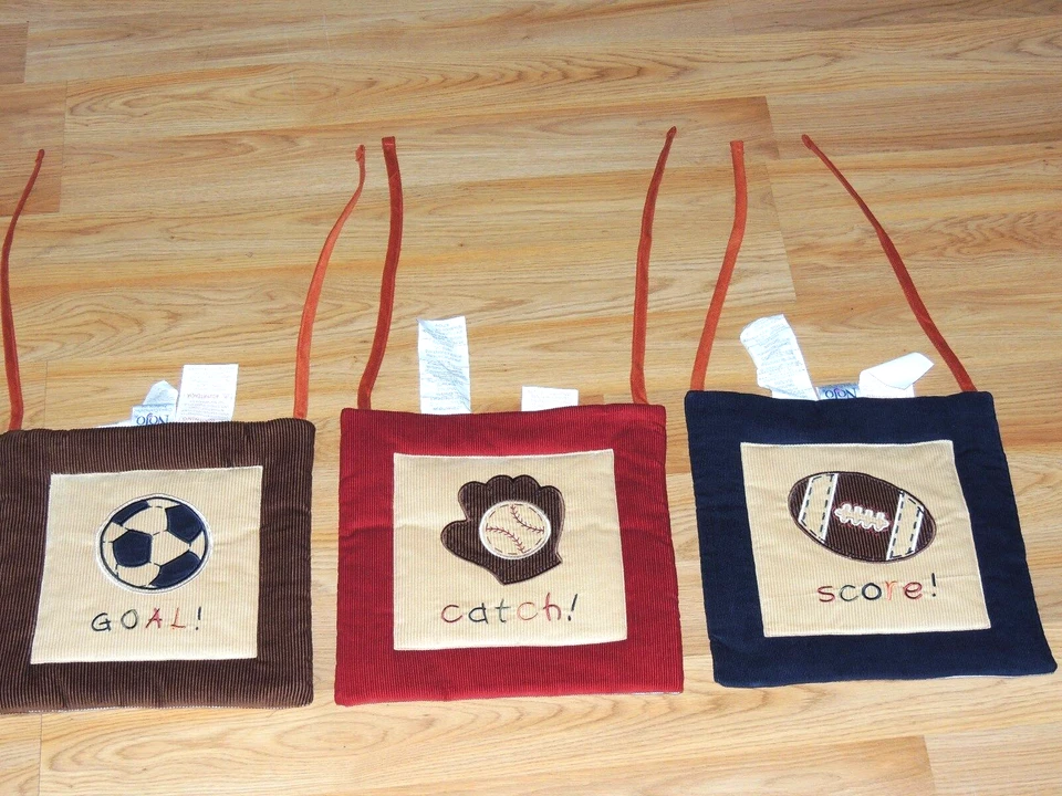 NoJo MY LITTLE MVP 3 COLGANTES DE PARED BLANDOS PELOTA DE FÚTBOL GUANTE DE BÉISBOL FÚTBOL 12" Foto 1 de 1