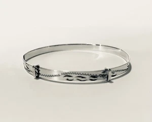 Sterlingsilber expandierender Diamantschliff Babyarmreif - NEU - Geschenkverpackung - Bild 1 von 2