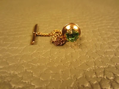 Винтажная заколка для галстука или лацкана из зеленого стекла с покрытием из желтого золота - Изображение 1 из 2