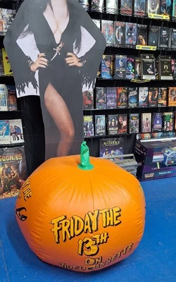 🎃 Viernes 13 1988 en video casete inflable exhibición de tienda de calabazas  Foto 1 de 4
