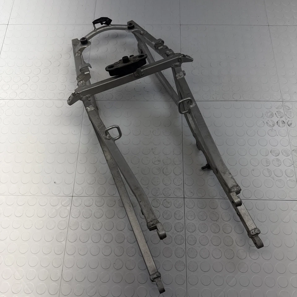 2001-2003 SUZUKI GSXR 600 GSXR 750 01-02 GSXR 1000 ЗАДНИЙ ПОДРАМНИК OEM ХОРОШЕЕ СОСТОЯНИЕ - Изображение 1 из 4