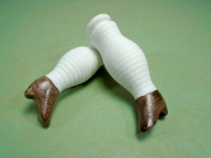 Einbindebeine für Puppen, gemalte braune Schuhe, geriffelte Strümpfe, 5,6 cm - Bild 1 von 5
