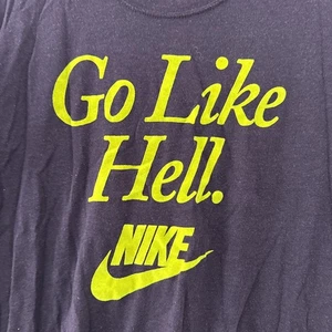 VINTAGE NIKE HERREN T-SHIRT LILA FILZ "GO LIKE HELL" LOGO (GRÖSSE LARGE). - Bild 1 von 4