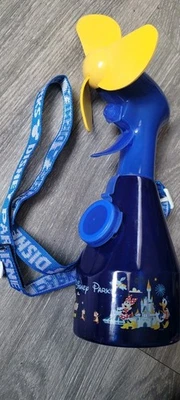 Ventilador de botella de agua de nebulización Walt Disney Parks - Azul con cordón - Funciona Foto 1 de 4