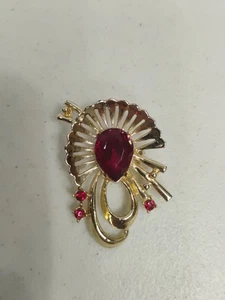 Beautiful Vintage Red Rhinestone Brooch Pin Gold Tone Metal - Picture 1 of 6