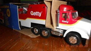 Getty 1995 LIMITED EDITION: TOY RACE CAR CARRIER - WITH CAR ON TRAILER NIB - Bild 1 von 10