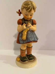 Figura Goebel Hummel A Stitch in Time TM5 Niña Tejiendo MUY BUEN ESTADO - Imagen 1 de 8