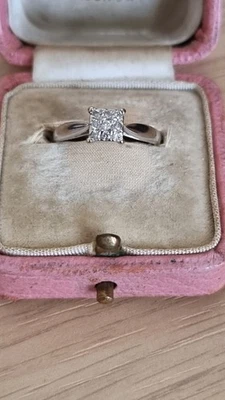 Precioso anillo de compromiso de diamantes de oro blanco con sello  Foto 1 de 4