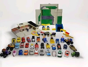 Lotto di 38 Micro Macchine Galoob Cars Monster Trucks e Acc. Pompa gas centro città - Foto 1 di 19