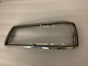 Mascherina telaio cromata Audi 100 C1 F104 luce posteriore fanale posteriore taillight (X53) ottima - Foto 1 di 8
