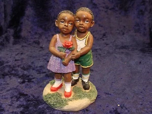 Schwarzer afroamerikanischer Junge Sportspieler gibt Mädchen eine Rose ~ 4 Zoll ~ sehr guter Zustand ~ - Bild 1 von 7