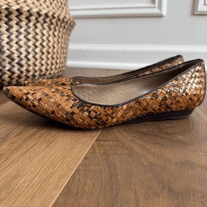 Donald J Pliner Italy Basketweave Leather Pointy Toe 3/4” Wedge Flats 7.5 - Picture 1 of 18