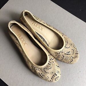 The FLEXX Women's Shoes Sandal Wedges Size 8.5 Perforated Cut Out Paisley
