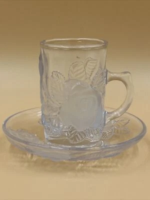 Taza y platillo Studio Nova Winter Rose Demitasse esmerilado flora en relieve 3 1/4" Foto 1 de 4