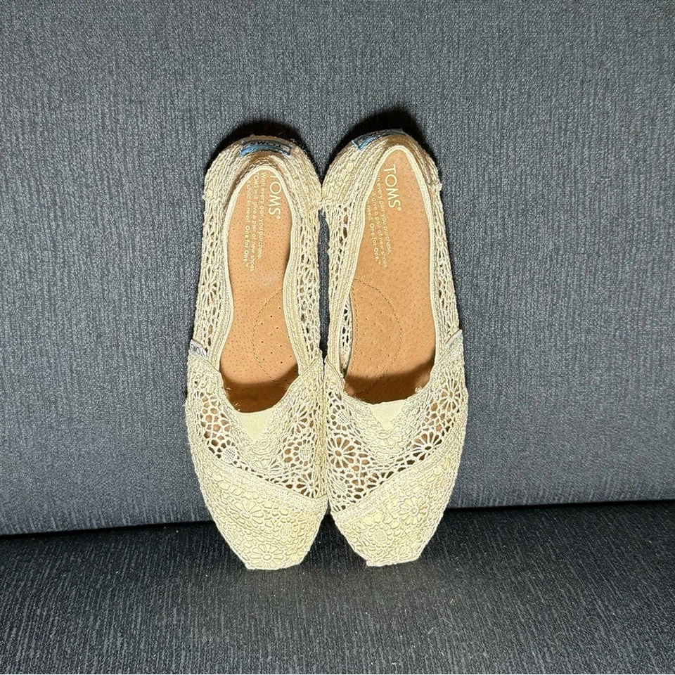 TOMS Alpargatas, Encaje Crochet Marroquí, Crema, Logo Azul en el Tacón, Talla 9.5, Usado en Excelente Condición Foto 1 de 4