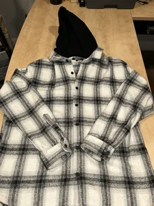 Nova Herren Button Down Hoodie Medium fällt aber etwas groß aus - Bild 1 von 4
