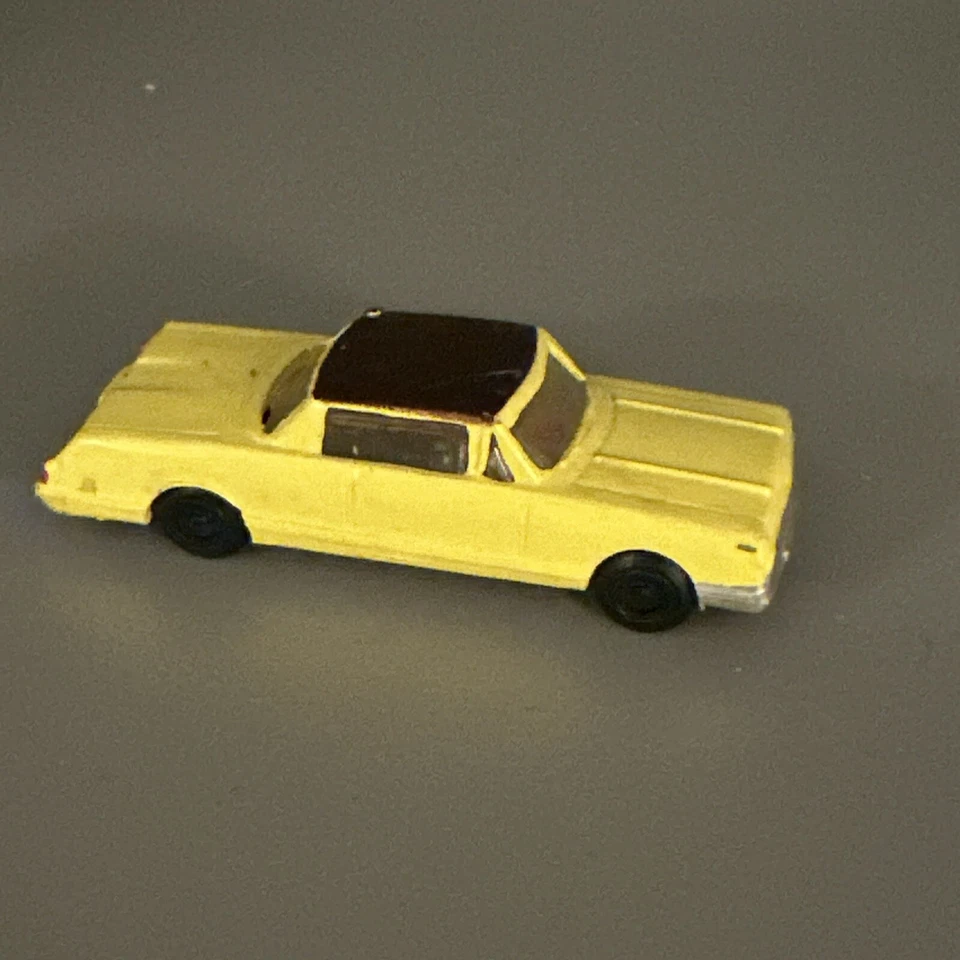 1960s BACHMANN-  HO scale Cars - Luxury Sedan Yellow - Image 1 of 4