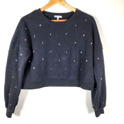 Sudadera corta Charlotte Russe negra con tachuelas talla grande Foto 1 de 4