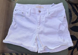 Women's Size 30 LEVI STRAUSS White Mid Length Cuffed Distressed Stretch Shorts - Picture 1 of 2