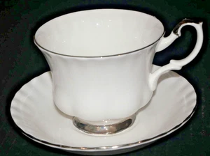 Taza y platillo Royal Albert Chantilly con borde de platino - Imagen 1 de 5