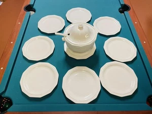 Sopa blanca Pfaltzgraff Heritage de colección con tapa plato de cucharón y 8 platos de cena - Imagen 1 de 10