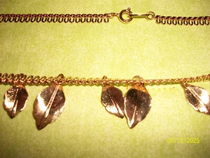 Gold colored leaf necklace - Picture 1 of 6