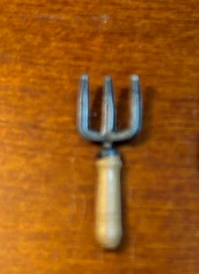 Tenedor de jardín miniatura para casa de muñecas - Imagen 1 de 2