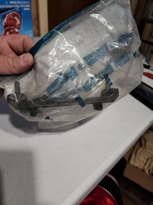 Soporte de parachoques trasero Chevrolet Prizm 1989-1992 GM P/N 95006074 Foto 1 de 2