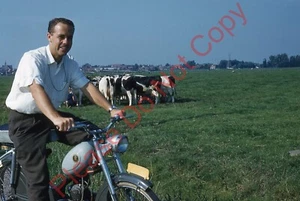 Scivolo originale anni 50 uomo su moto bici rurale alimentazione mucche 129N - Foto 1 di 1