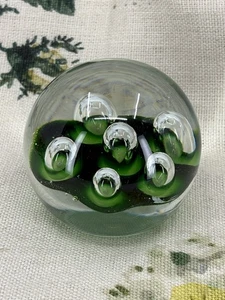 Vintage grüner und klarer großer Blasen Glas Briefbeschwerer - Bild 1 von 9
