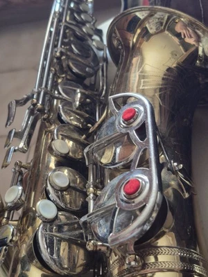 Saxofón alto Elkhorn Getzen EE. UU. Estuche getzen Latón pesado Foto 1 de 4