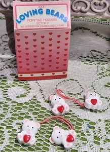 Soportes de cola de caballo elásticos de plástico vintage años 80 Avon Twin Bead Girl Loving Bears - Imagen 1 de 9