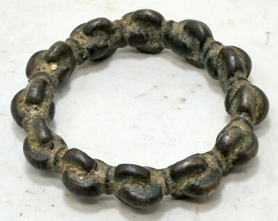 Antigua pulsera redonda de latón para bebé original antigua hecha a mano grabada Foto 1 de 4