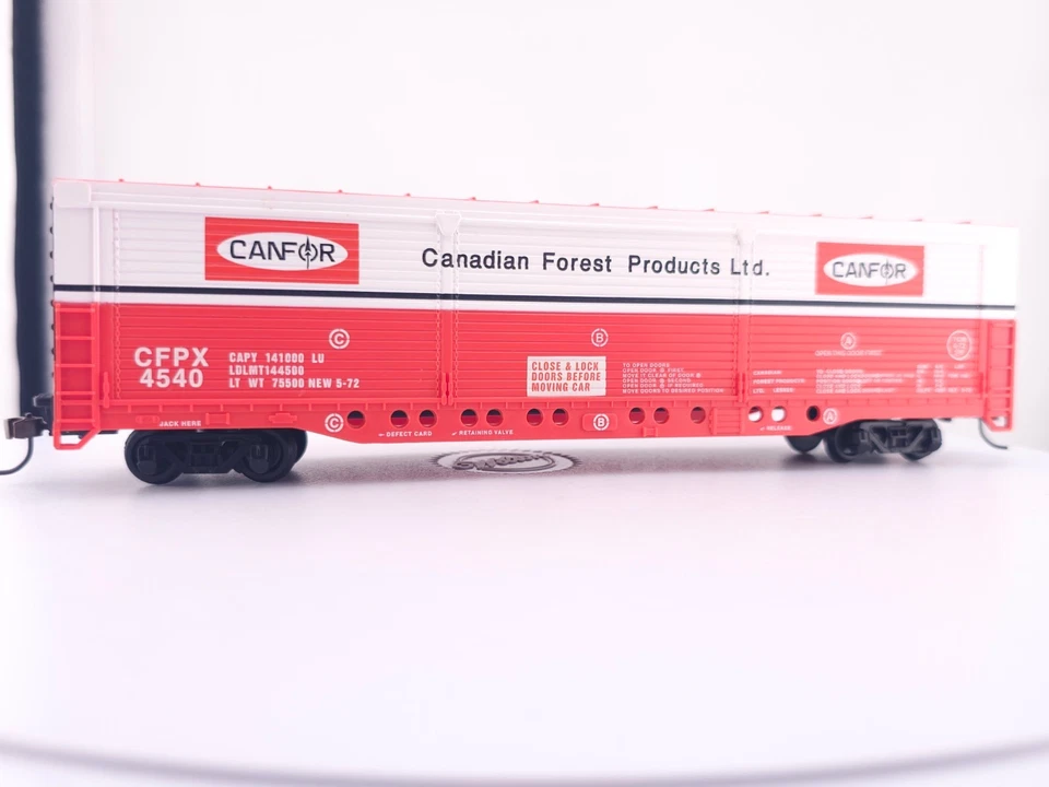 READ BACHMANN  HO SCALE 54' ALL DOOR BOX CAR CANADIAN FOREST PRODUCTS  EXCELLENT - Image 1 of 4