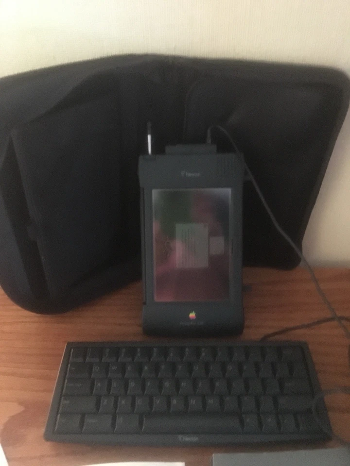 老式 Apple Newton Messagepad 2000 便携式键盘和外壳,已测试打开 — 第 1/4 张图片