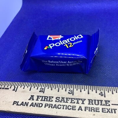 Polaroid Film 12 PHOTOS NOS x1 Use Before 2001-Nov. - Image 1 of 2