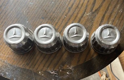 Tapas centrales corona Toyota Corolla 1970/80 pieza OEM tapas de acero cromado 4 cada una Foto 1 de 4