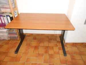 Schreibtisch mit Kabelkanal, Zustand gut, gebraucht - Bild 1 von 5