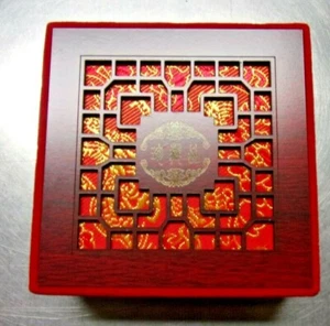 "Caja de regalo interior de terciopelo rojo y oro - 4"" x 4 x 1,75" - Imagen 1 de 5